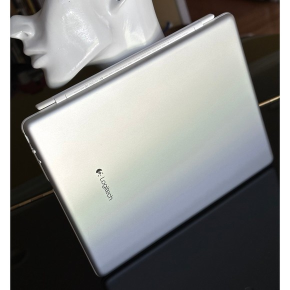 White Logitech Ultrathin Bluetooth Keyboard Tablet Cover Low Profile iPad 2/3/4 - Picture 9 of 12